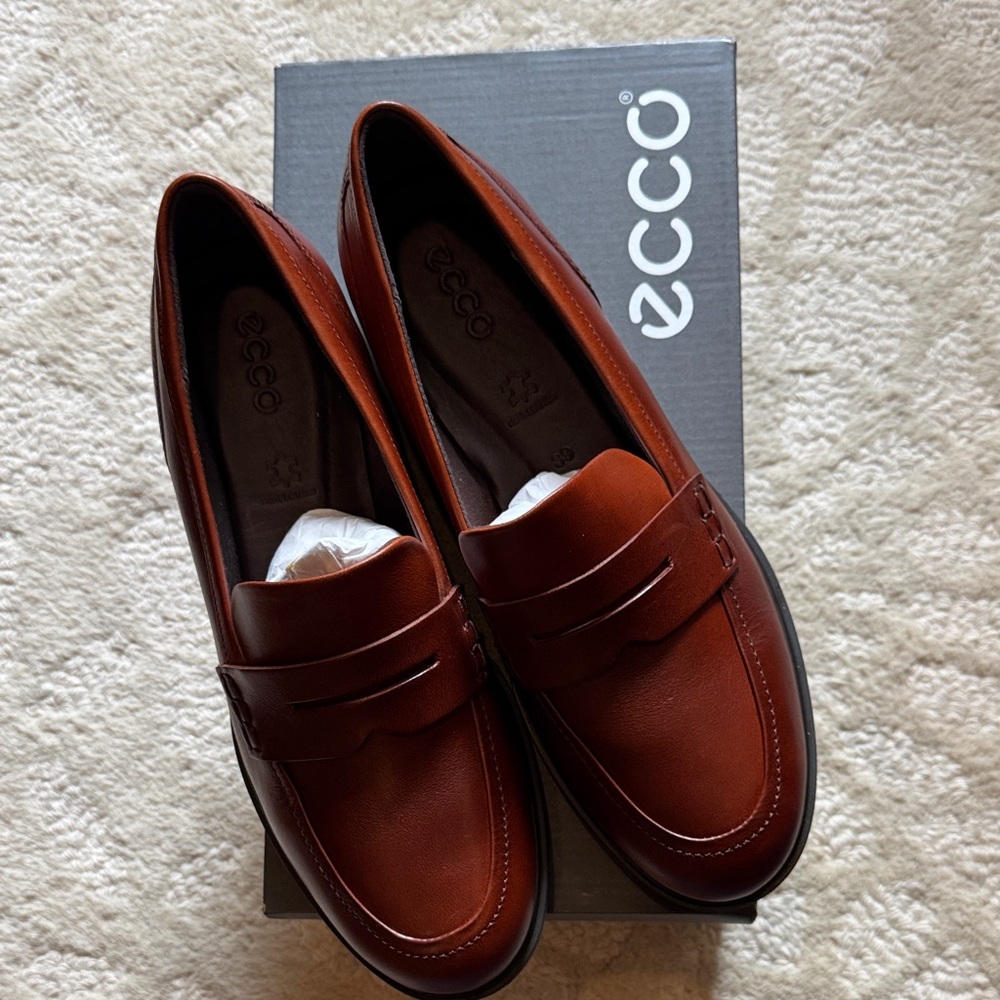 ECCO Ladies Dress Classic Loafers in Cognac, NWT IN BOX!